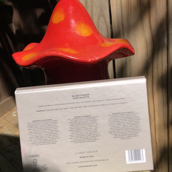 Iconic London Blaze Chaser face Palette Face Powder and blush! - Picture 4 of 5